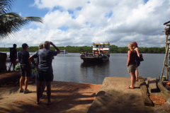 05.Die-Faehre-legt-an-scaled